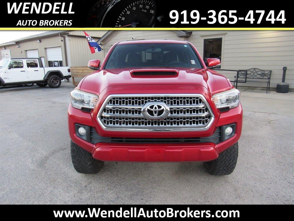 2017 Toyota Tacoma TRD Sport photo 3