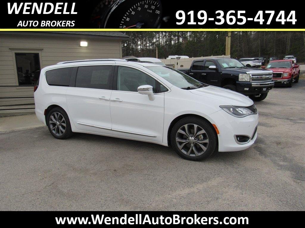 2017 Chrysler Pacifica Limited's photo