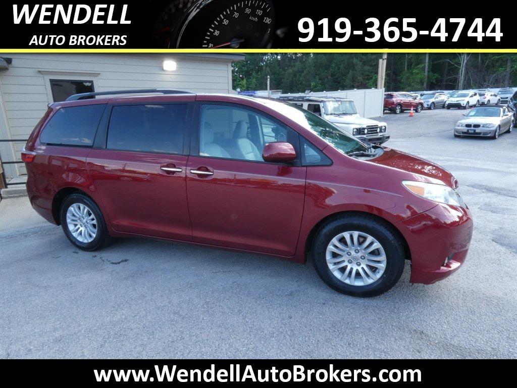 2016 Toyota Sienna XLE V6 7-Passenger Access Seat's photo
